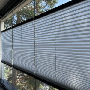 Lasitettu parveke, johon on asennettu vekkikaihtimet parvekekaihtimiksi.