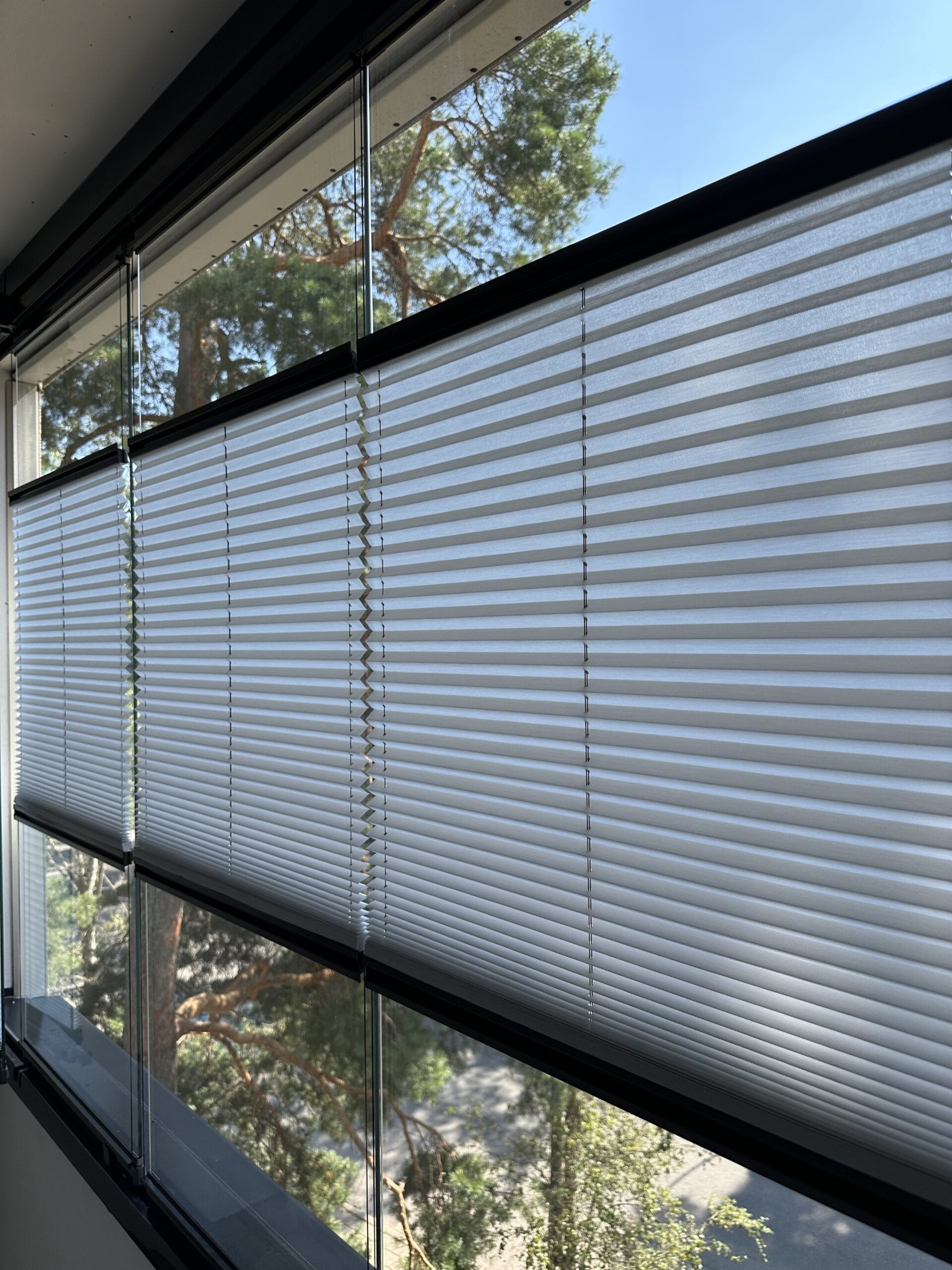 Lasitettu parveke, johon on asennettu vekkikaihtimet parvekekaihtimiksi.