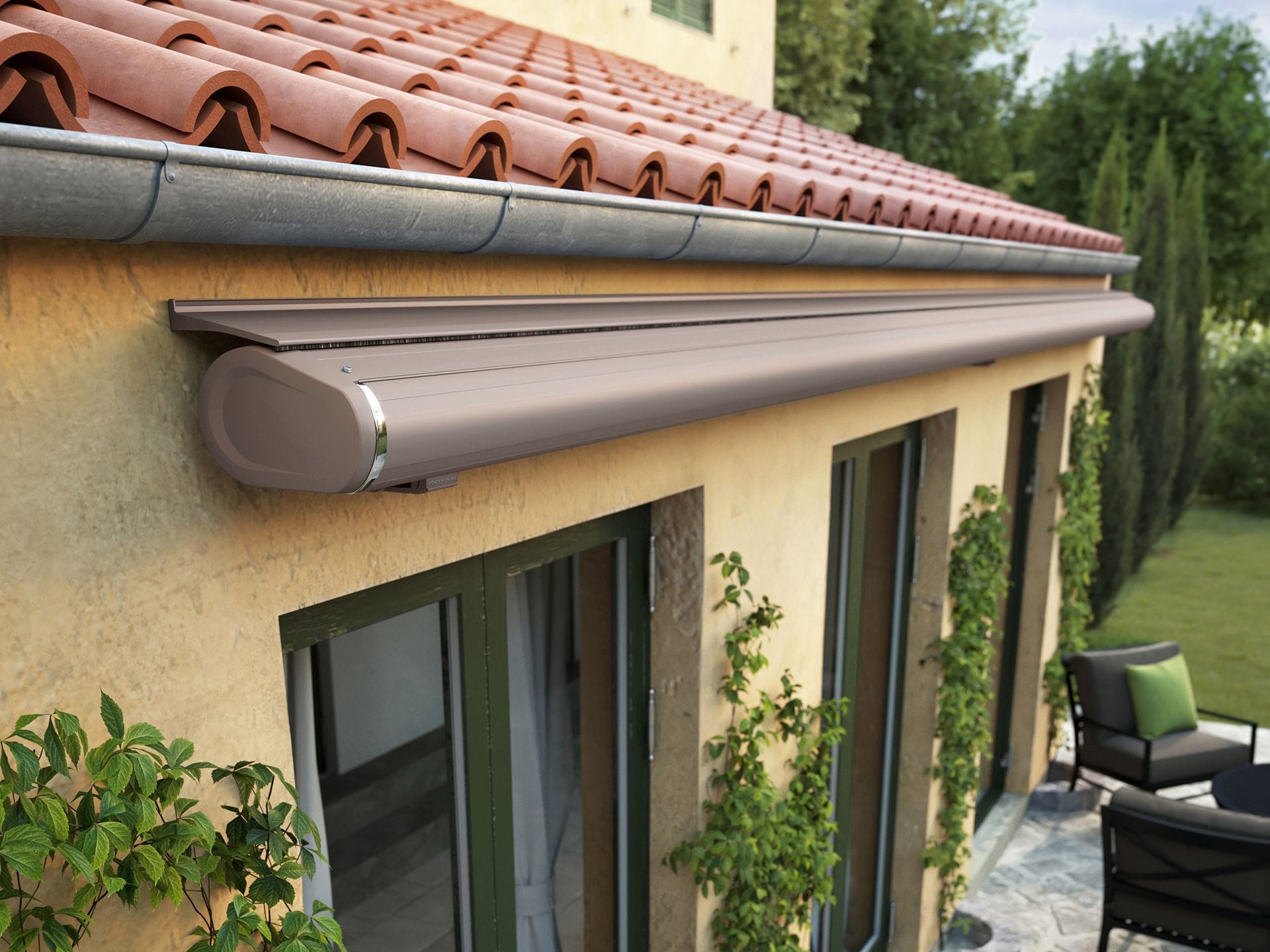 detailed-view-of-the-cassette-of-the-markilux-5010-awning-with-wall-connection-profile-and-chrome-elements